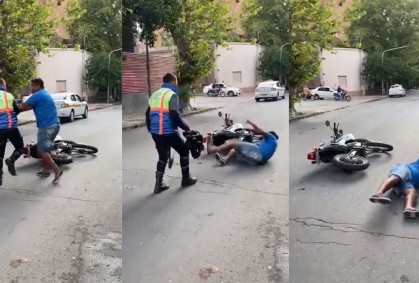 Video: un Agente de Tránsito noqueó a un taxista y luego se arrepintió