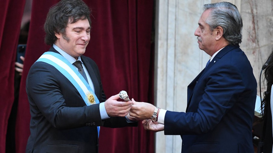 Alberto Fernández reapareció y calificó como "insignificante" el superávit financiero de Milei