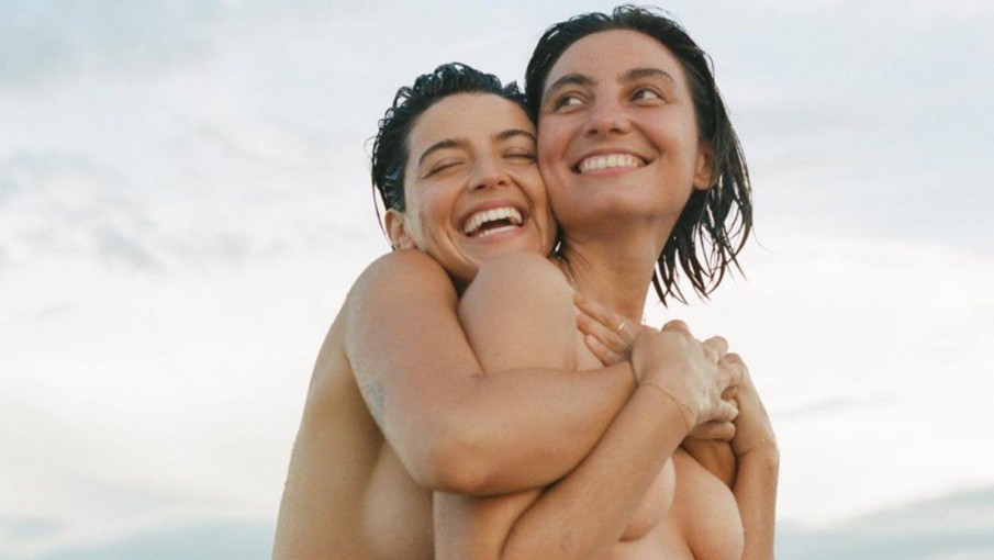 Calu Rivero habló del empoderamiento, completamente desnuda junto a otra mujer